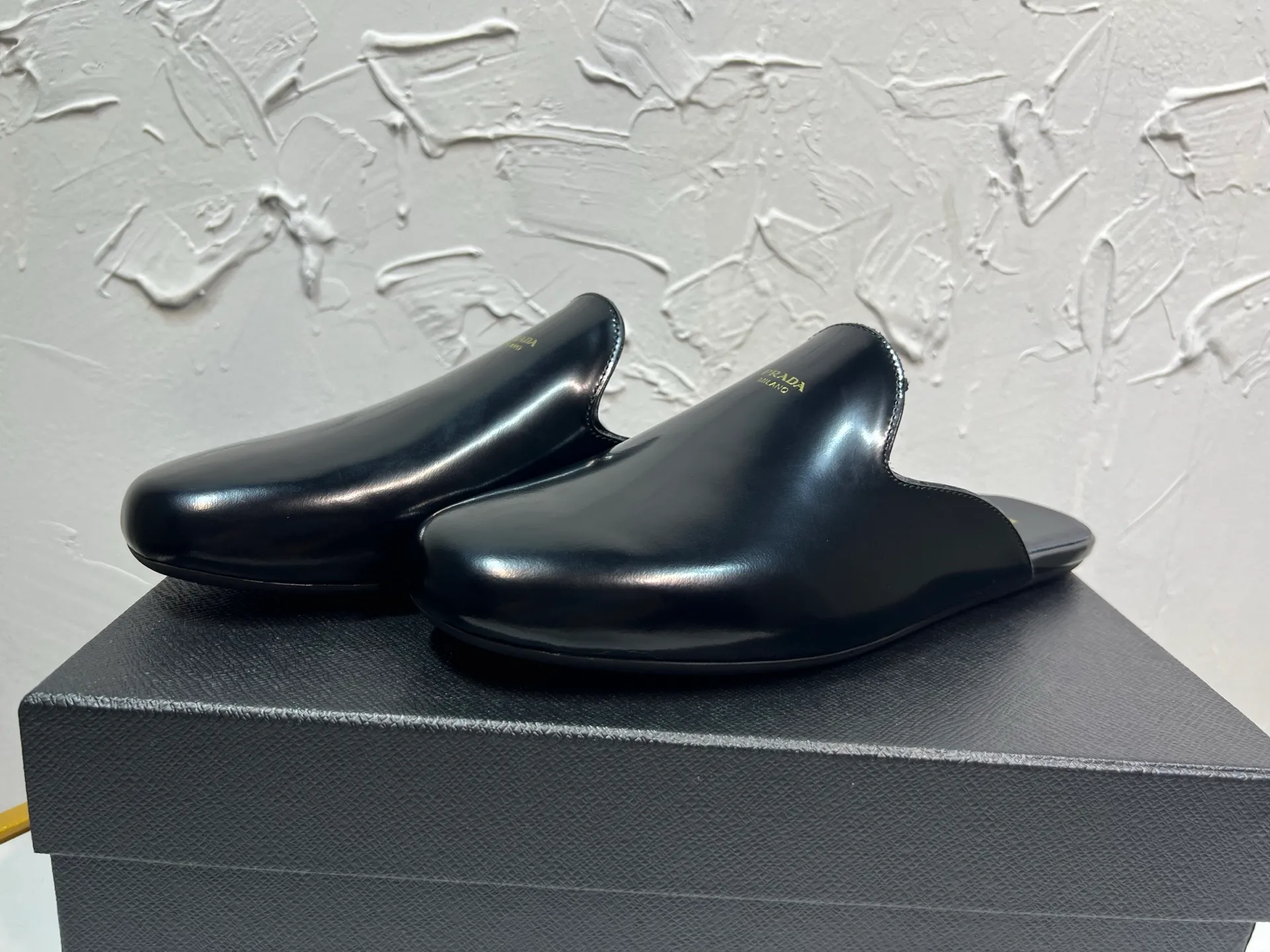 P700 prada derby2025 spring and autumn latest Prada retro men's bright leather slippers, Shuffle toe hollow mule shoes, imported open edge beads, lining and foot pads in cowhide, light rubber sole, sole thickness 10 mm, black and brown 2-color original packaging Code number: 39-46